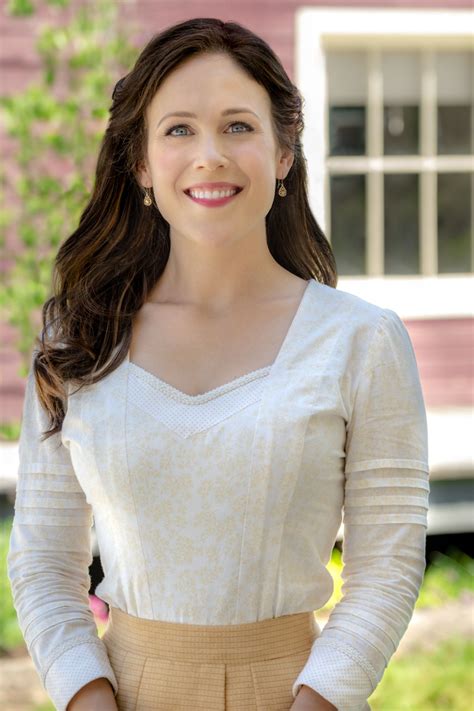 When Calls the Heart Star Erin Krakow Shares。